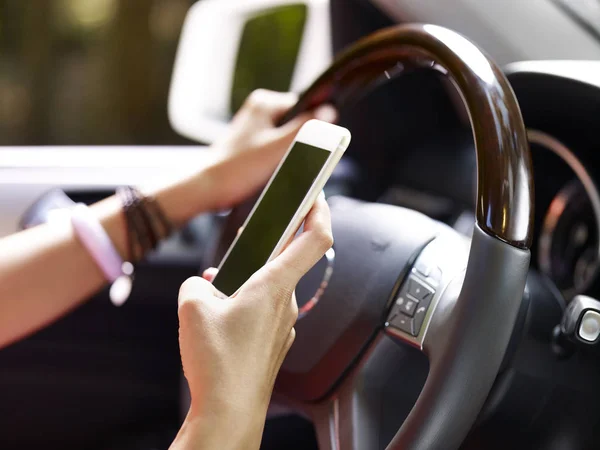 Mulher usando celular durante a condução — Fotografia de Stock