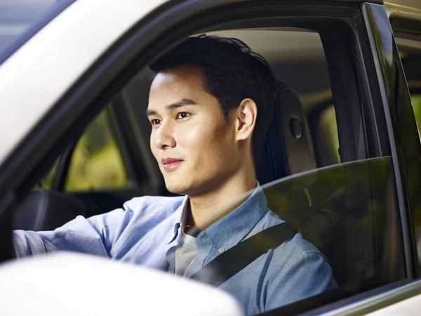 Молодий азіатський чоловік керує автомобілем — стокове фото