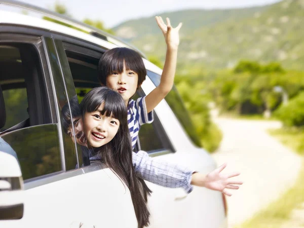 Happy asian children on a sightseeing trip — Stock Photo, Image