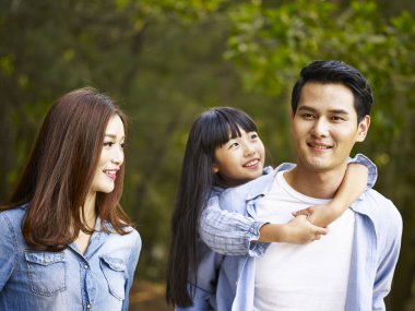 Asya aile bir yürüyüş gezisi