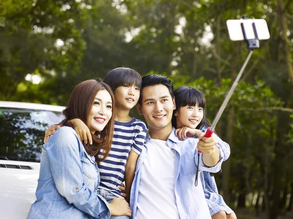 Asiático familia tomando un selfie durante viaje —  Fotos de Stock