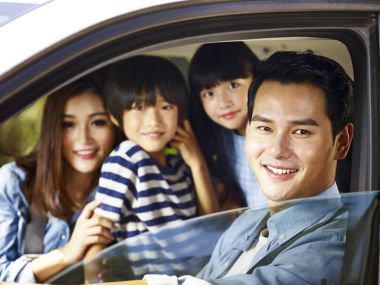Asya ailesi bir araba sürüş keyfi