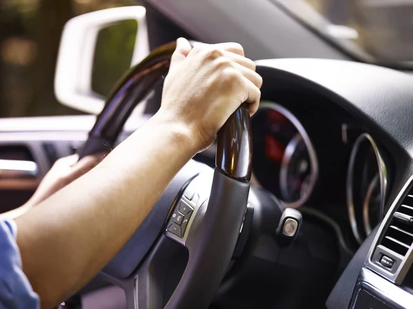 Homem dirigindo um carro — Fotografia de Stock