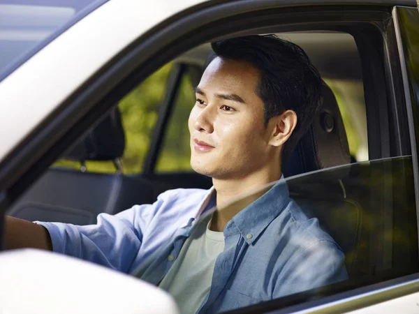 Jovem asiático homem dirigindo um carro — Fotografia de Stock