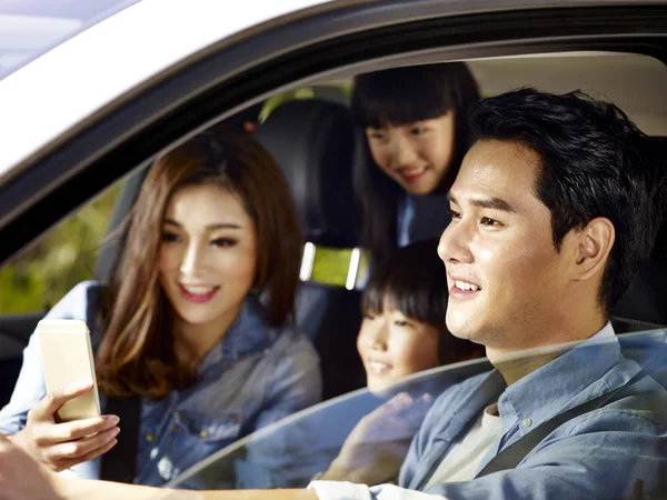 Happy asian family traveling by car — Stock Photo, Image