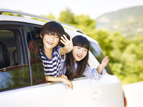 Happy asian children on a sightseeing trip — Stock Photo, Image