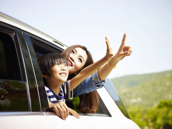 Happy asian mother and daughter on a sightseeing trip — Stock Photo, Image