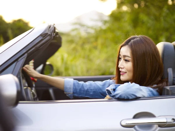 Jovem asiático mulher equitação no um conversível carro — Fotografia de Stock