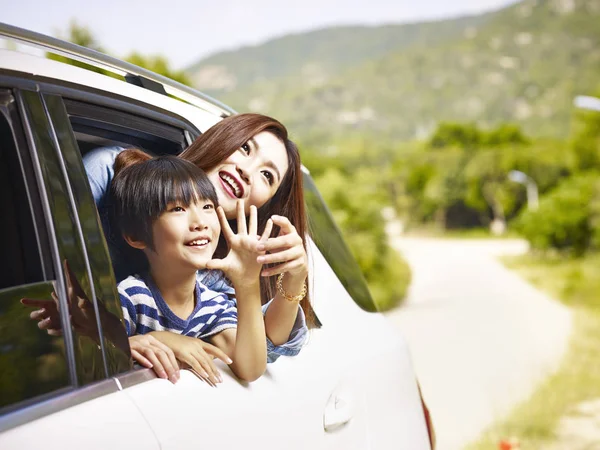 Glücklich asiatische Mutter und Sohn auf einer Sightseeing-Reise — Stockfoto