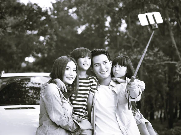 Asiático família tomando um selfie durante viagem — Fotografia de Stock