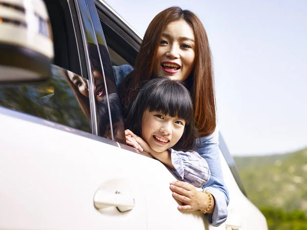 Asiatische Mutter und Tochter auf einer Sightseeing-Reise — Stockfoto