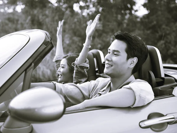 Jovem asiático casal equitação no um conversível carro — Fotografia de Stock