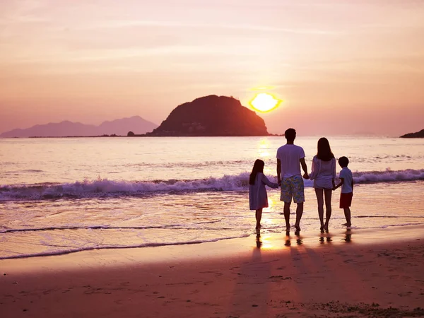 Asiática família assistindo nascer do sol na praia — Fotografia de Stock