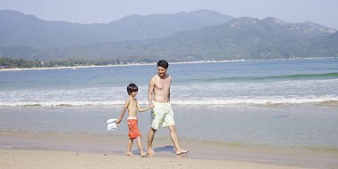 Asya baba ve oğul Sahilde yürüyüş