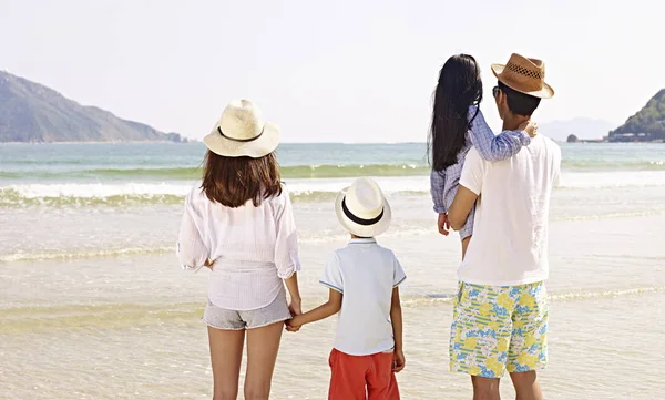Família asiática na praia — Fotografia de Stock