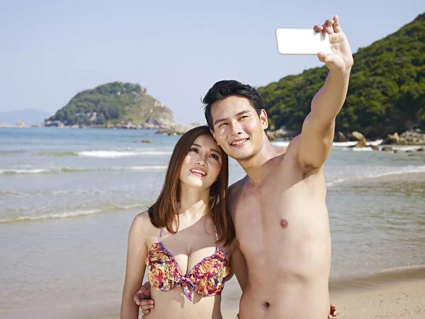 Jovem ásia casal tomando selfie — Fotografia de Stock