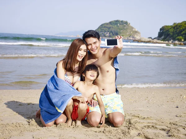 Famille asiatique sur la plage — Photo