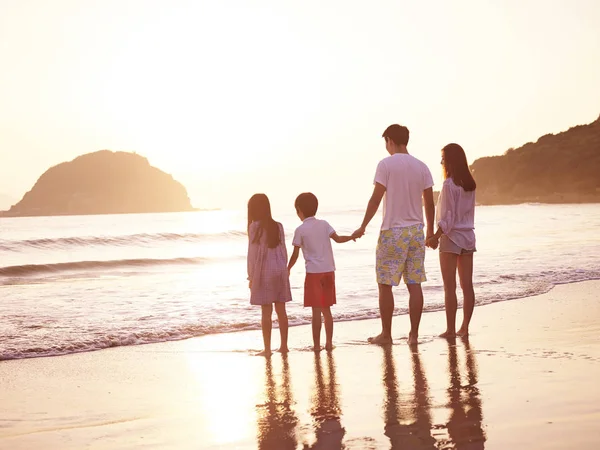 Família asiática na praia — Fotografia de Stock