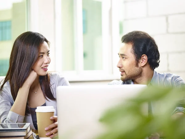 Colleghi asiatici parlando in ufficio — Foto Stock