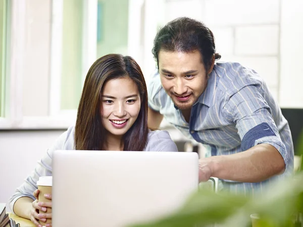 Asiatische Geschäftsleute arbeiten im Büro zusammen — Stockfoto