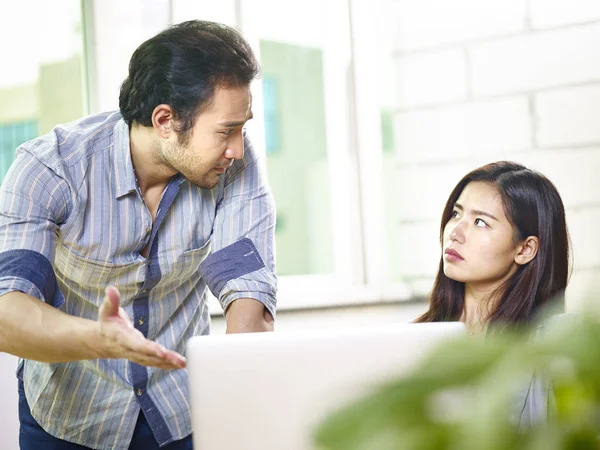 Asiático compañeros de trabajo teniendo un discusión —  Fotos de Stock