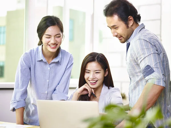 Ein Team asiatischer Geschäftsleute, die im Büro zusammenarbeiten — Stockfoto