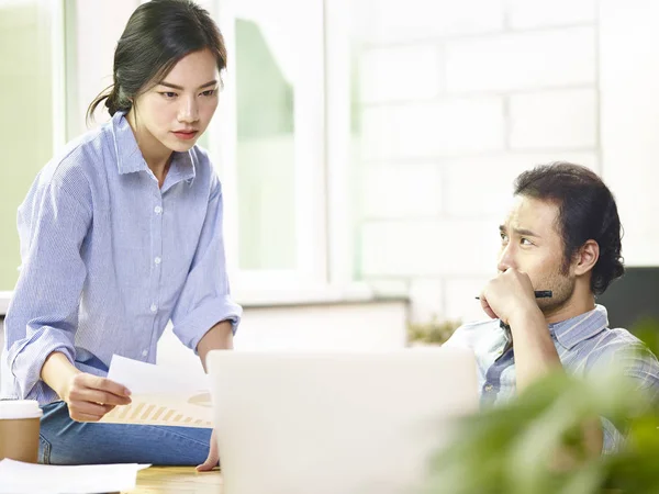 Asiatische Geschäftsleute arbeiten im Büro zusammen — Stockfoto