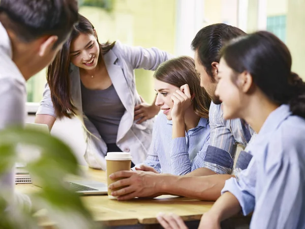 Asiatiska och kaukasiska verksamhet personer arbeta tillsammans i office — Stockfoto