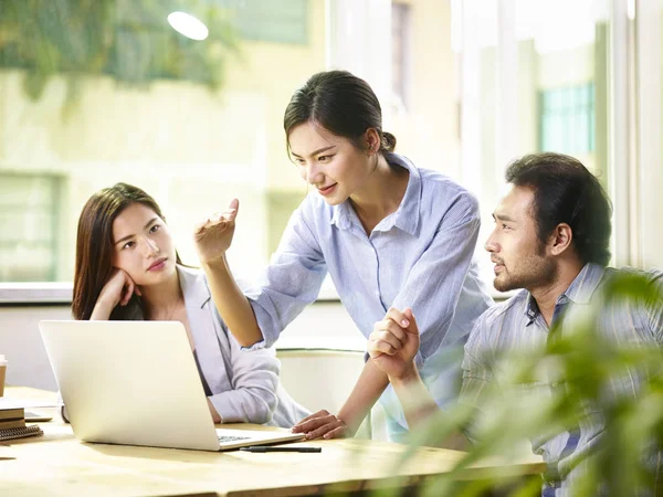 Giovani asiatici dirigenti d'azienda riunione in ufficio — Foto Stock
