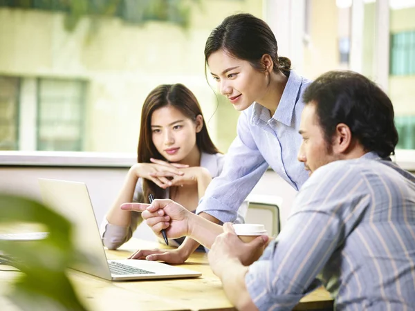 Asiatici dirigenti d'azienda che lavorano insieme in ufficio — Foto Stock