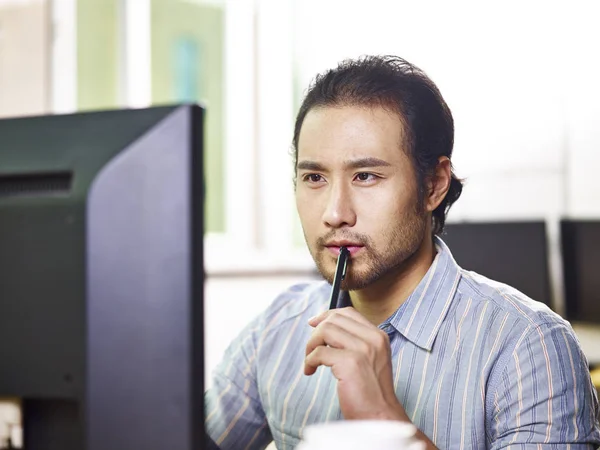 Asiatischer Geschäftsmann arbeitet im Büro — Stockfoto