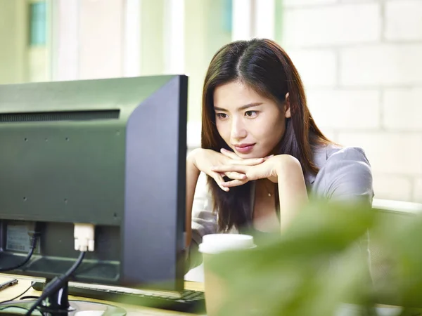 Asiático mujer de negocios trabajando en oficina —  Fotos de Stock