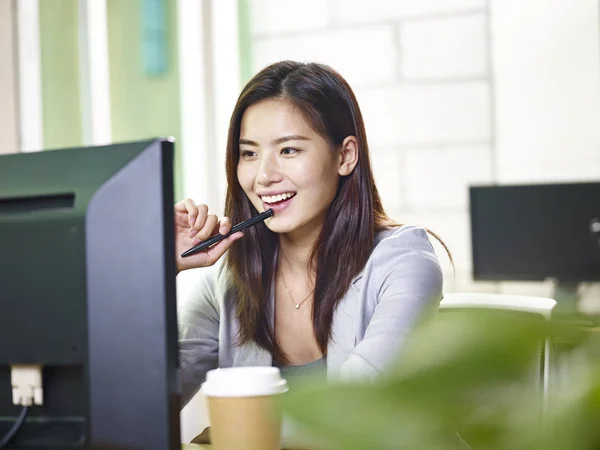 Asiático mujer de negocios trabajando en oficina — Foto de Stock