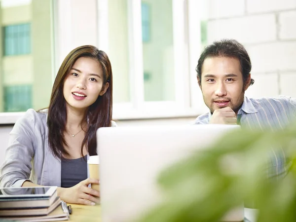Asiático negocios personas trabajando juntos en oficina — Foto de Stock