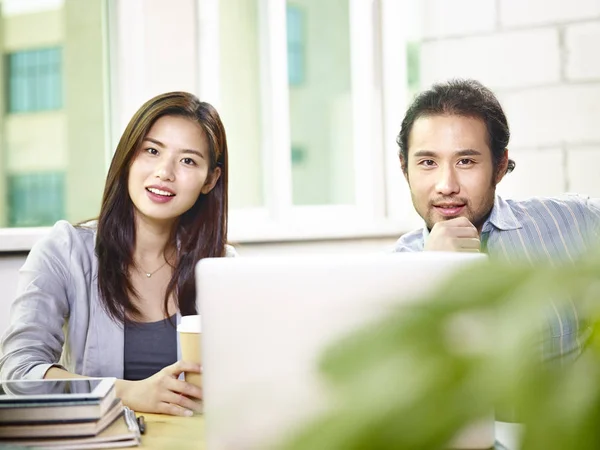 Aziatische zakenmensen werken samen in het kantoor — Stockfoto