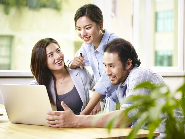 Aziatische zakenmensen werken samen in het kantoor — Stockfoto