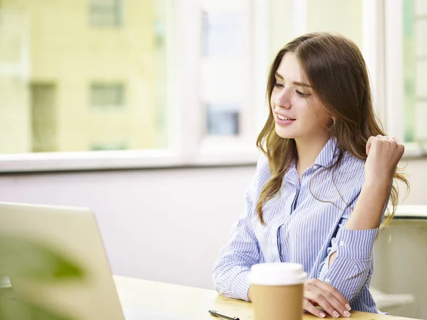 Mujer de negocios caucásica trabajando en la oficina — Foto de Stock