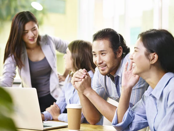 Team av affärsmän träffas i office — Stockfoto