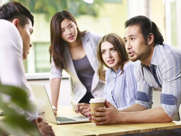 Team av affärsmän träffas i office — Stockfoto