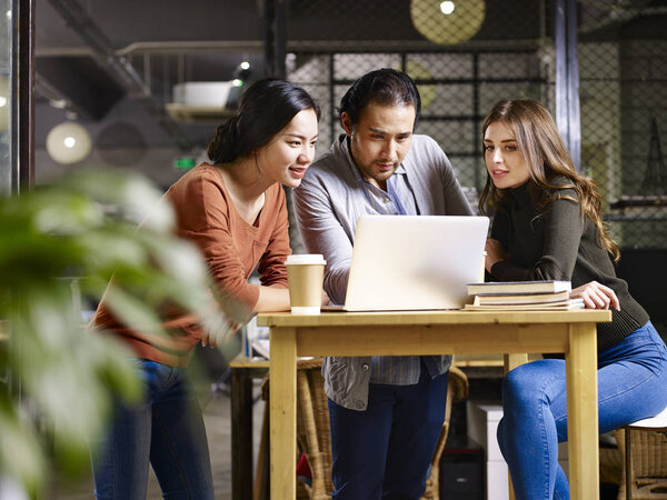 деловые люди, встречающиеся в офисе