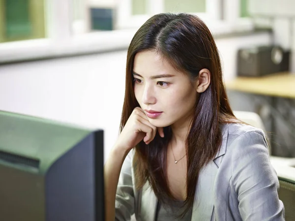 Aziatische zakenvrouw werken in kantoor — Stockfoto