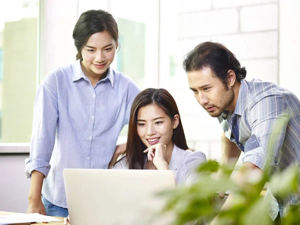 Asiatische Geschäftsleute arbeiten im Büro zusammen — Stockfoto