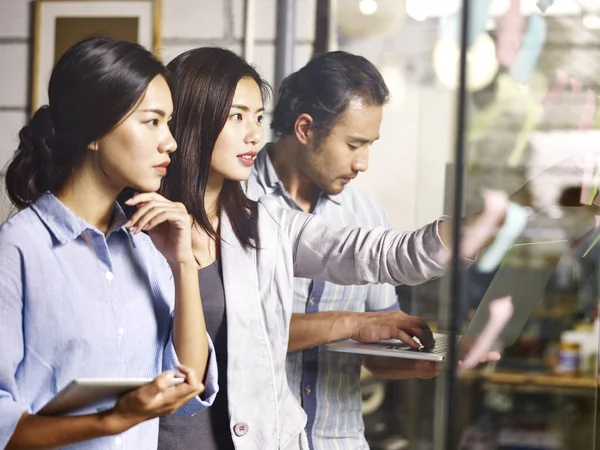 Asiatisches Geschäftsteam arbeitet im Büro — Stockfoto