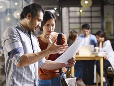 küçük start-up şirkette çalışan iş adamları