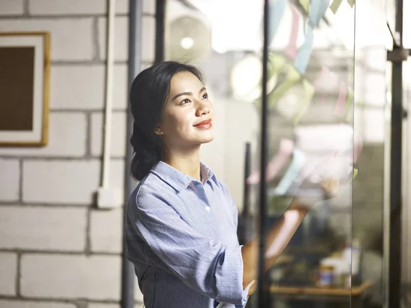 Jonge Aziatische zakenvrouw businessplan maken — Stockfoto