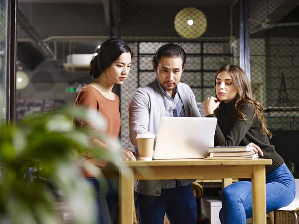 Business team working in office — Stock Photo, Image