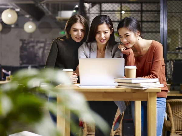 Affärskvinnor som arbetar på kontor — Stockfoto