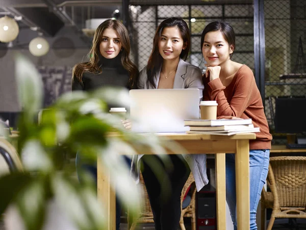 Mujeres en los negocios —  Fotos de Stock