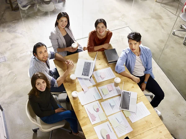 Multinationale bedrijf teamvergadering in kantoor — Stockfoto