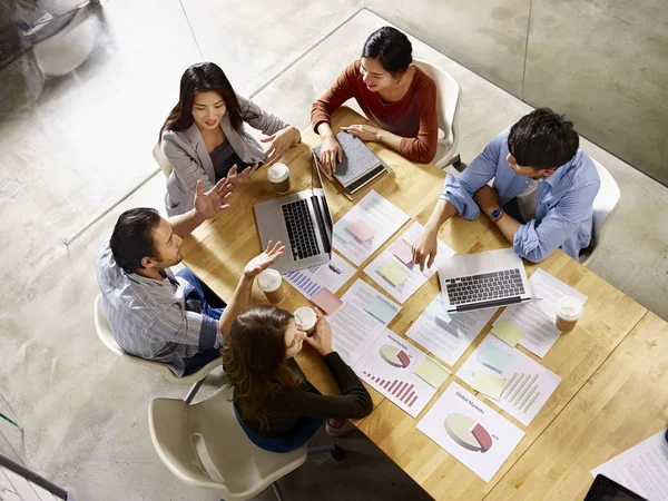 Office'teki çokuluslu iş takım toplantısı